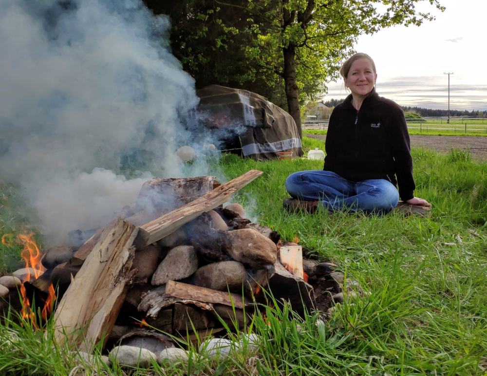 Delia Gröninger am Feuer vor der Schwitzhütte
