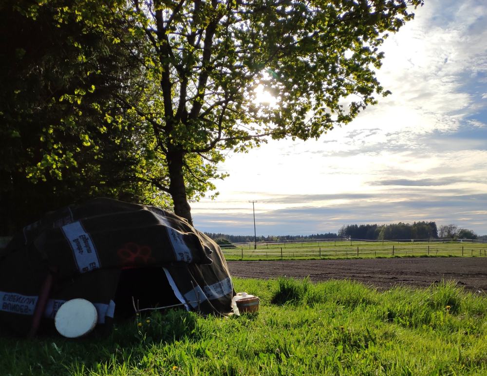 Die Schwitzhütte unter einem Baum am Abend