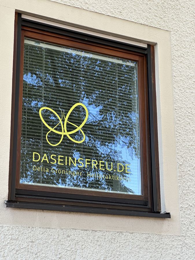 Praxisfenster in der Rathausstraße mit dem Daseinsfreu.de-Logo