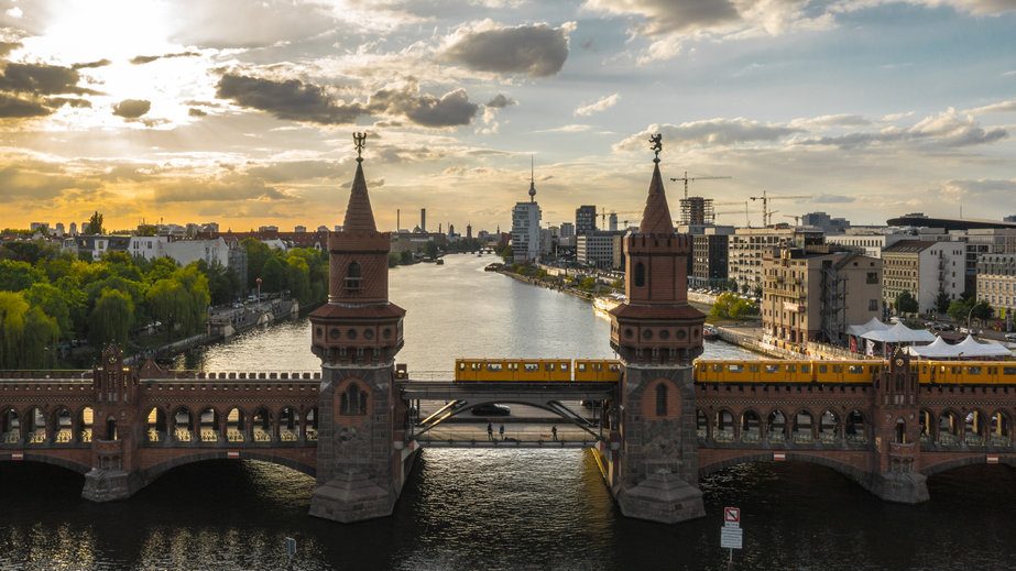 Blick über Berlin in der Abenddämmerung.